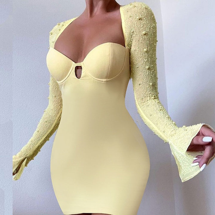 Damen Figurnahes Kleid mit beeindruckenden Puffärmeln und elegantem Ausschnitt Echo Archiv