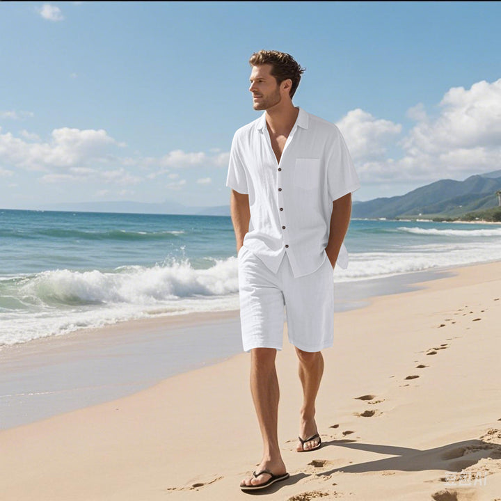 Herren lässiges Strand-Outfit mit luftiger Kurzarmbluse und dazu passender Shorts Echoarchiv