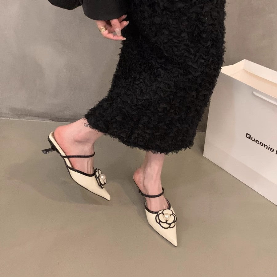 Damen spitz zulaufende Satin‑Mules mit zartem Knöchelriemen und Perlen‑Blütenapplikation – Lioré