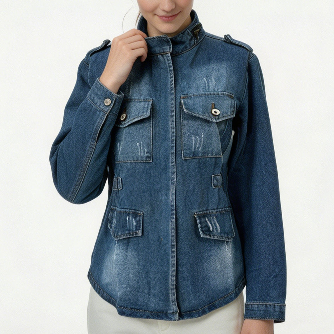 Damen nan taillierte Military-Denimjacke mit Stehkragen, aufgesetzten Pattentaschen und dezenten Used-Details Echo Archiv