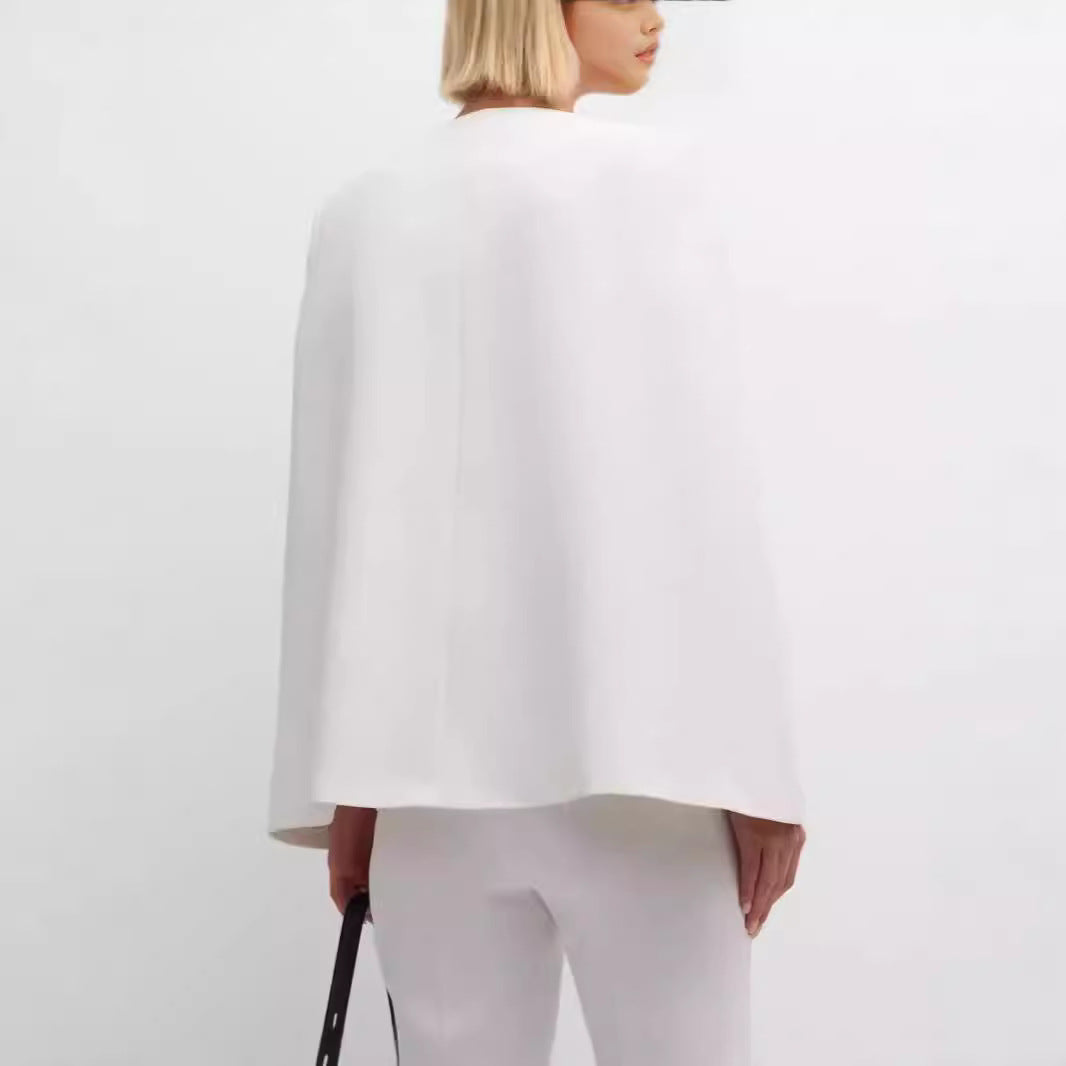 Damen Elegantes Cape‑Blazer‑Set mit offenem Ärmelschlitz und schmaler Anzughose Echoarchiv