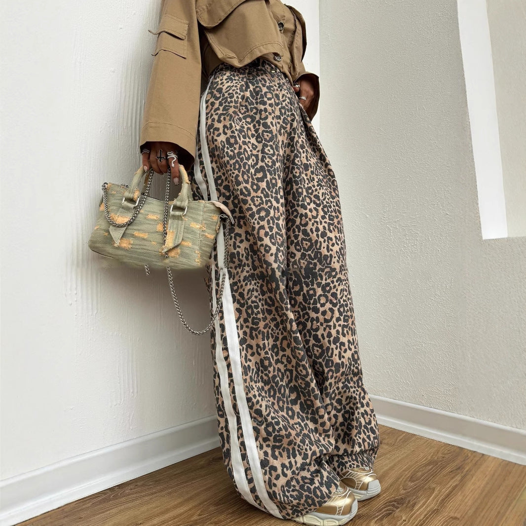Damen weite Leoparden-Trackpants mit elastischem Bund und seitlichen Kontraststreifen – Avélisse
