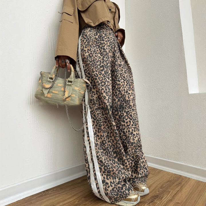 Damen weite Leoparden-Trackpants mit elastischem Bund und seitlichen Kontraststreifen – Avélisse