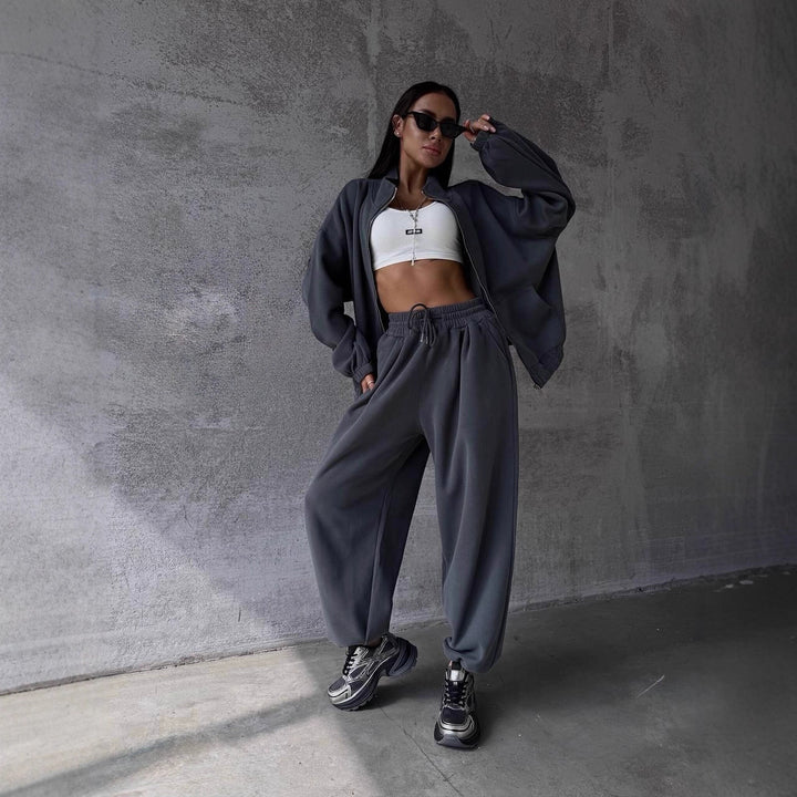Damen oversized Sweatset mit Reißverschlussjacke und weiten Jogginghose – Avérine