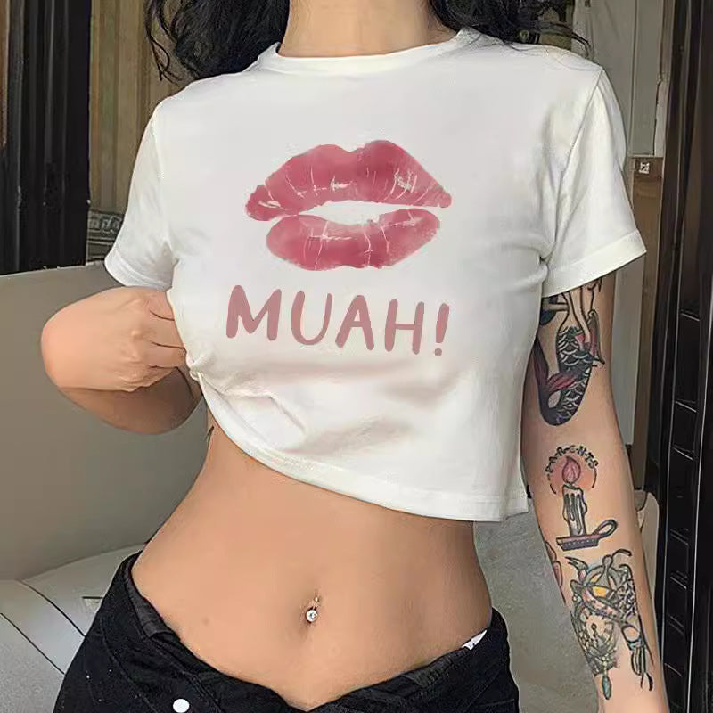 Damen Crop-T-Shirt mit verspieltem Lippenmotiv und modernem Schriftzug Echo Archiv