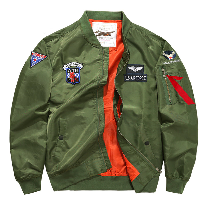 Männlicher  von Flugzeugen inspirierter Bomberjacke mit Kontrastfutter und Reißverschlussärmel mit Utility-Tasche Echo Archiv