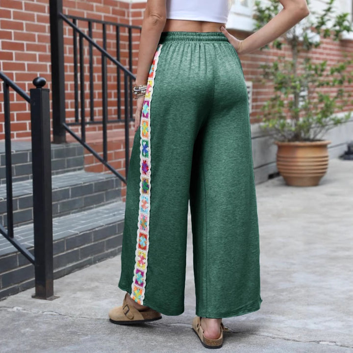 Damen weite Jersey-Hose mit hohem Gummibund, Kordelzug und gehäkeltem Seitenstreifen – Avérine