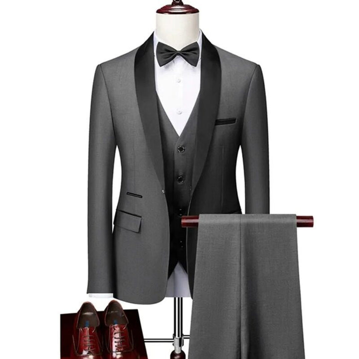 Herren nan maßgeschneiderter Smoking mit Schalkragen, Weste und eleganter Abendhose Echo Archiv