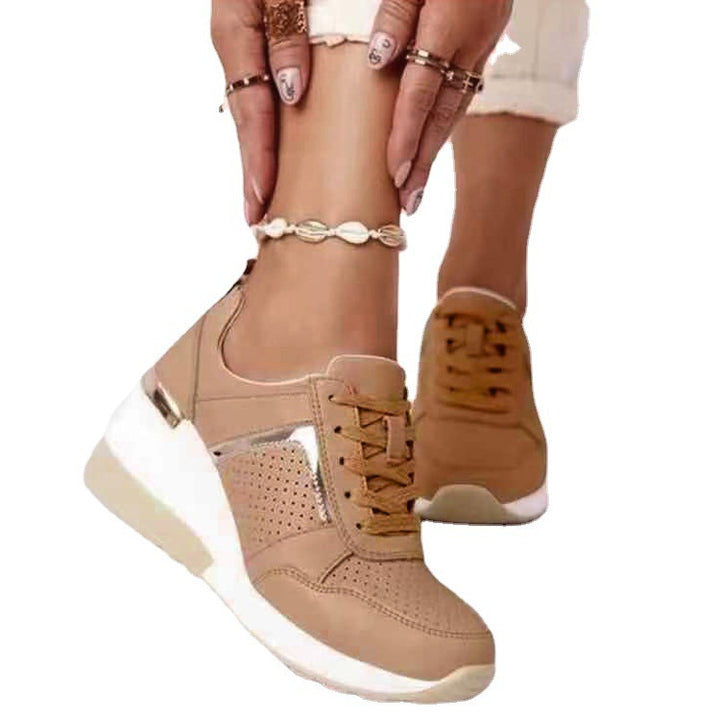 Damen Keilabsatz-Sneaker mit perforiertem Obermaterial und metallischem Akzent – Névara