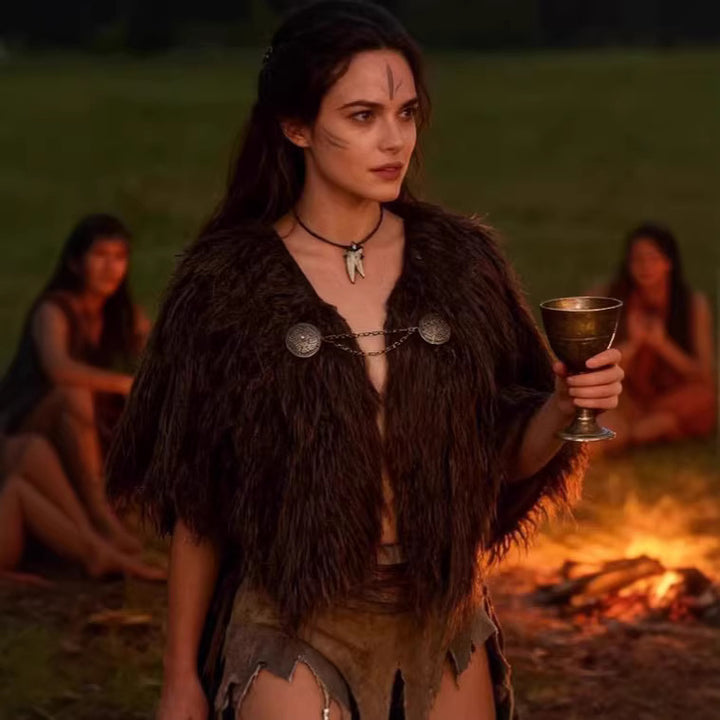 Damen Wikinger‑inspiriertes Faux‑Fur‑Cape mit rustikaler Fransenoptik und Schulterüberwurf Echo Archiv
