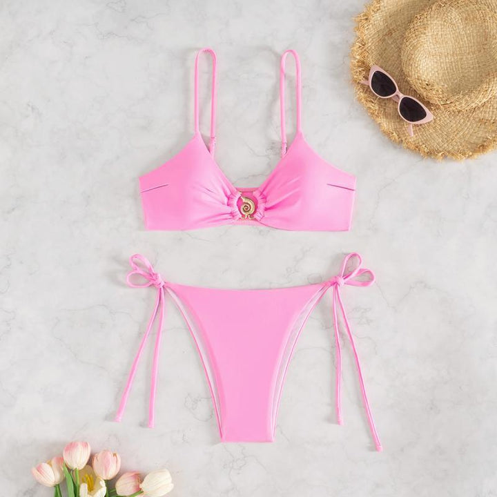 Damen Bikini-Set mit verspieltem Knoten und elegantem Gold-Detail Echo Archiv