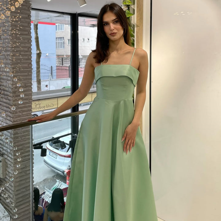 Damen Abendkleid mit feinen Spaghettiträgern und fließendem Rock Echo Archiv
