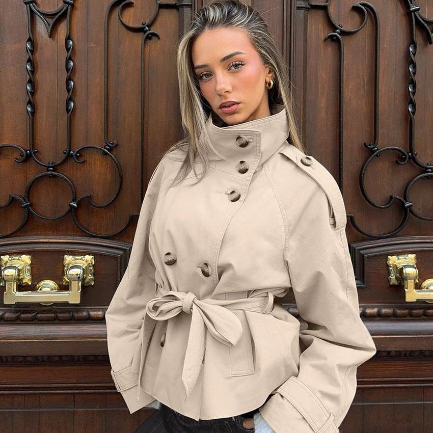 Damen nan kurztaillierte Trenchjacke mit hohem Stehkragen, doppeltreihiger Knopfleiste und taillierbarem Bindegürtel Echo Archiv
