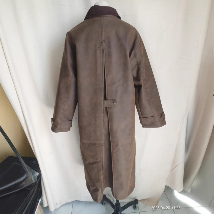 Damen extra langer Oversize Kunstledermantel mit verstellbarem Halsriemen, Druckknopffront, Pattentaschen und weiten Ärmeln – Montévia