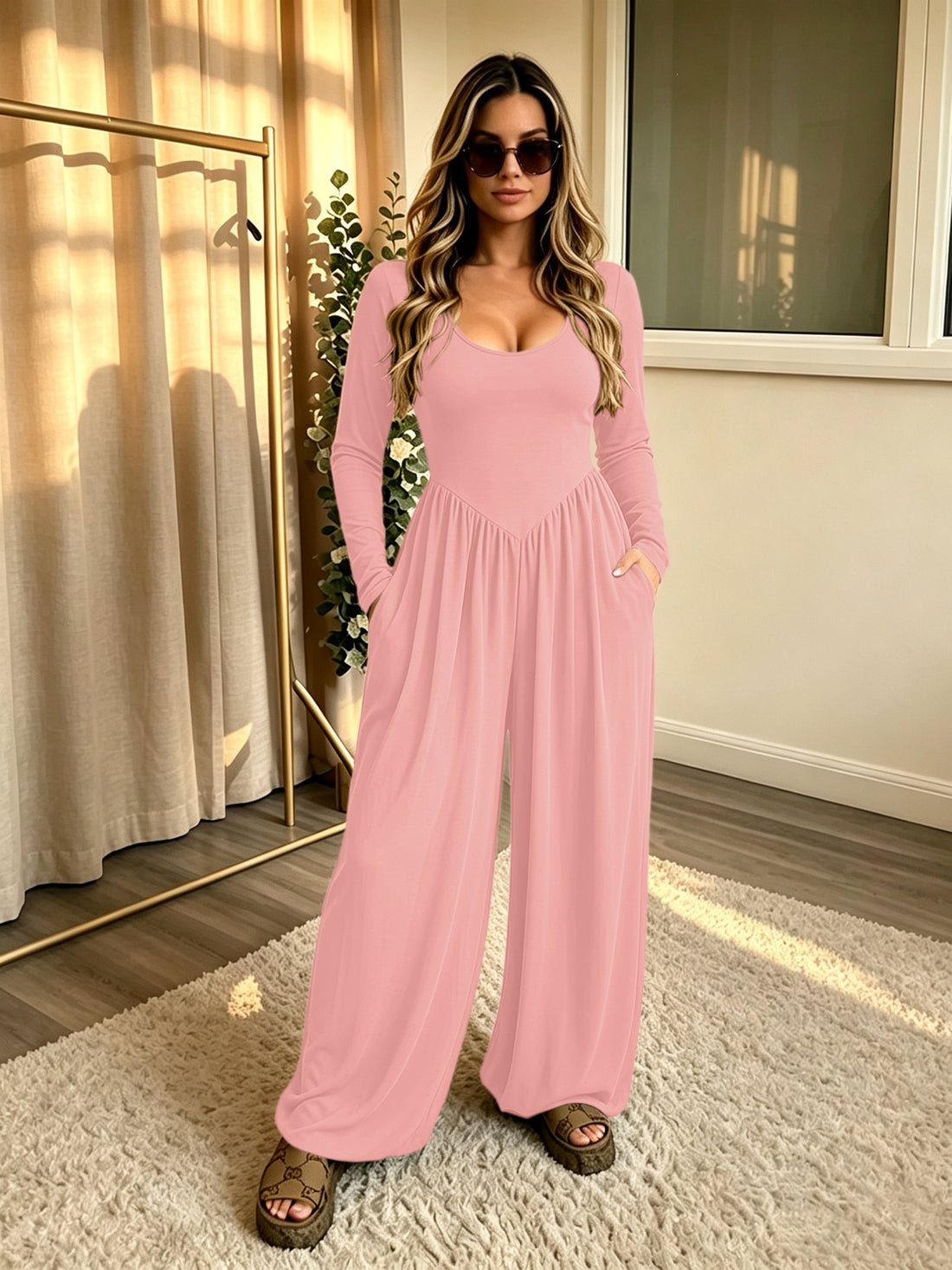 Damen Langer Jumpsuit mit weitem Bein, tiefem Rundhals und Eingrifftaschen Echoarchiv