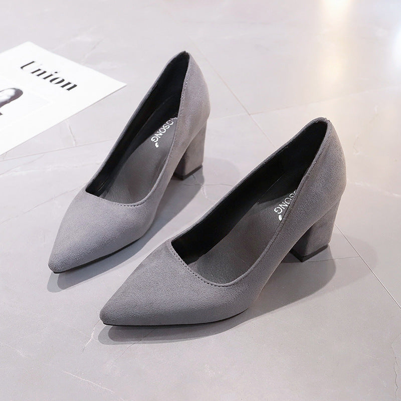 Damen Samtige Spitz-Pumps mit mittelhohem geometrischem Blockabsatz Echo Archiv