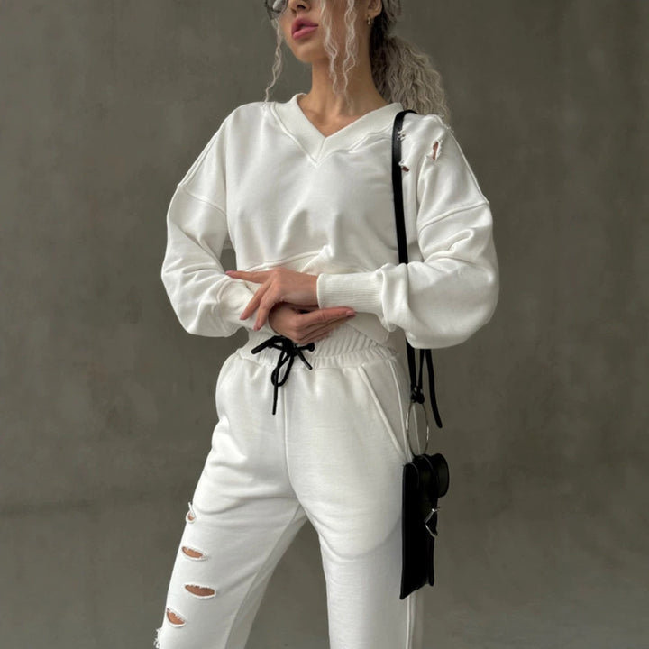 Damen kurzgeschnittenes Sweat-Set mit V-Ausschnitt, Rüschenbund Highwaist Jogginghose und Distressed-Details – Avérine