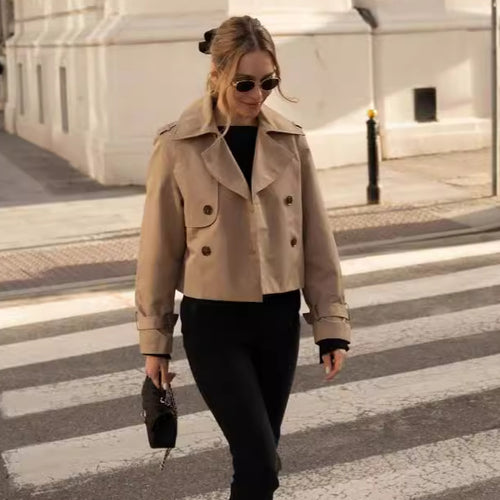 Damen kurz geschnittene Doppelreiher Trenchjacke mit Schulterriegeln und verstellbaren Manschetten – Célinea