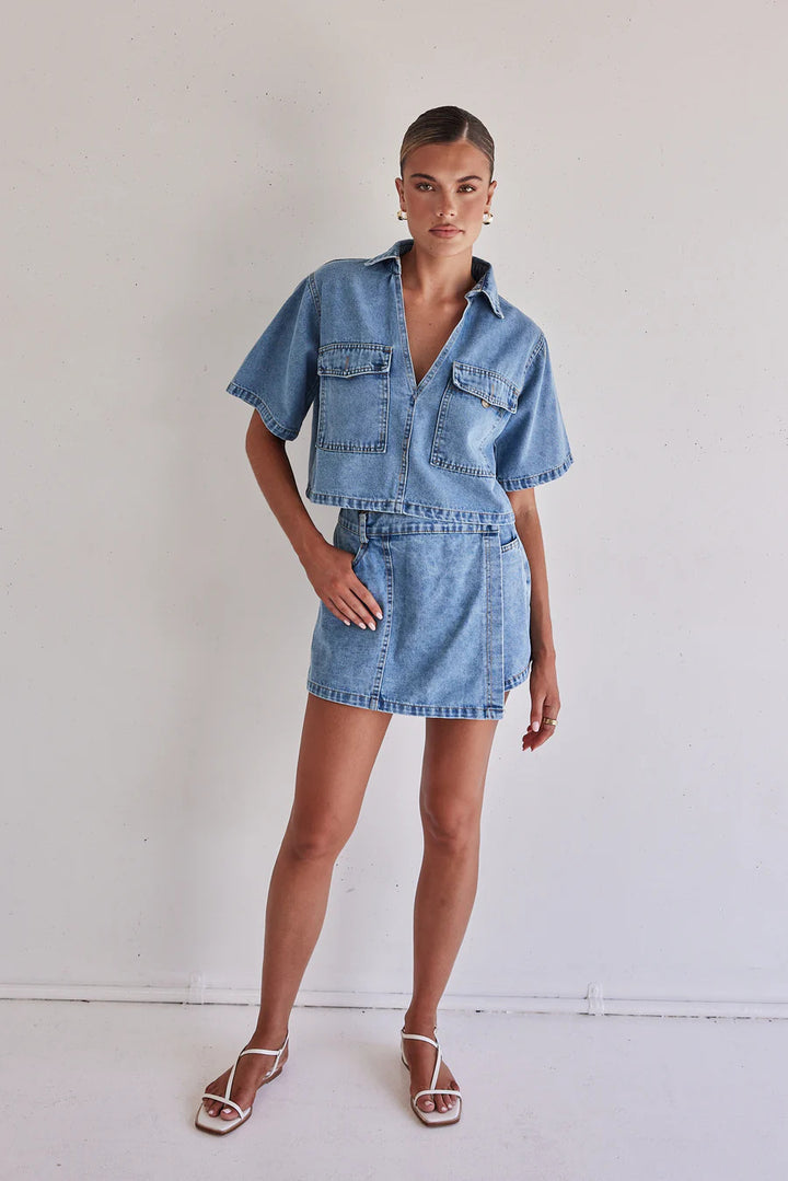 Damen Denim-Kurzjacke mit passendem Rock im lässigen Stil Echo Archiv