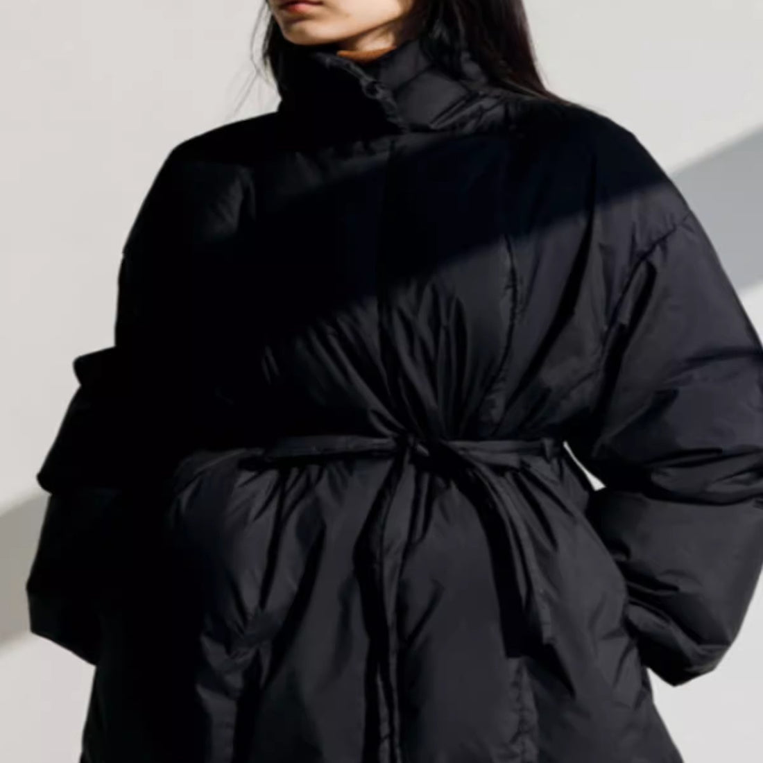 Damen Wattierter Longline-Parka mit Wickel-Bindegürtel und Volumenärmeln – Montévia