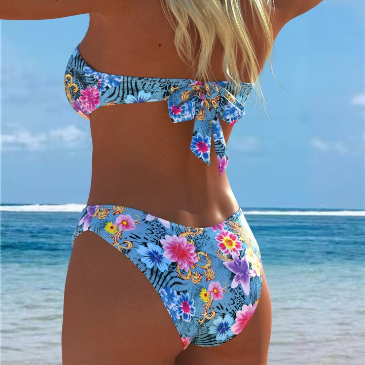 Damen Bikini-Set mit einem eleganten Bustier-Oberteil und hohem Beinausschnitt Echo Archiv