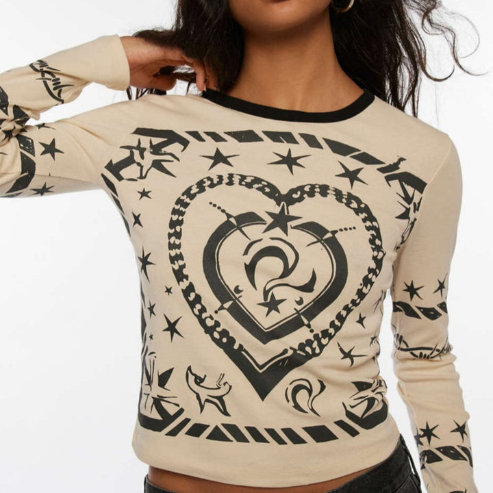 Damen Cropped-Langarmshirt mit figurbetontem Schnitt und Allover-Herzprint – Avérine