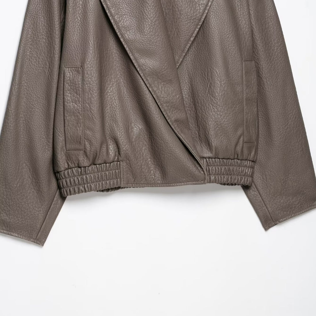Damen Kurze Taillierte Lederoptik-Jacke mit übergroßem Schalkragen und gerafftem Bund Echoarchiv