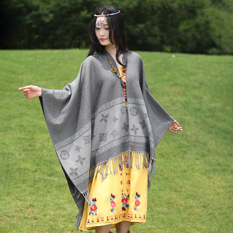 Damen Oversize‑Rechteckponcho aus Wollmix mit eingewebter Jacquardbordüre und Fransensaum – Avérine