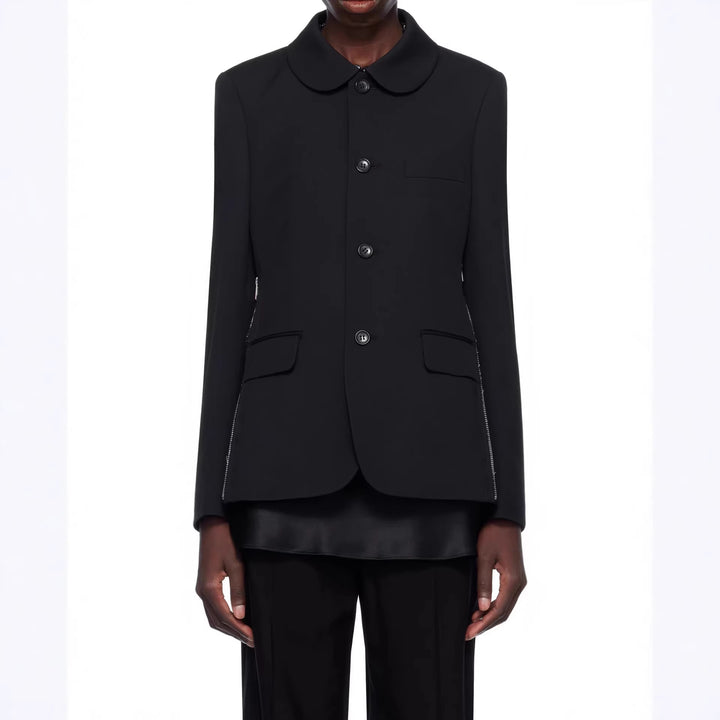 Damen Blazerjacke mit rundem Bubikragen, seitlichen Metallreißverschlüssen und Pattentaschen Echoarchiv