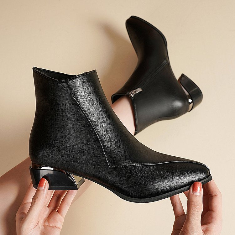 Damen Kurzstiefelette mit spitzer Zehenpartie und skulptiertem Blockabsatz – Varelle
