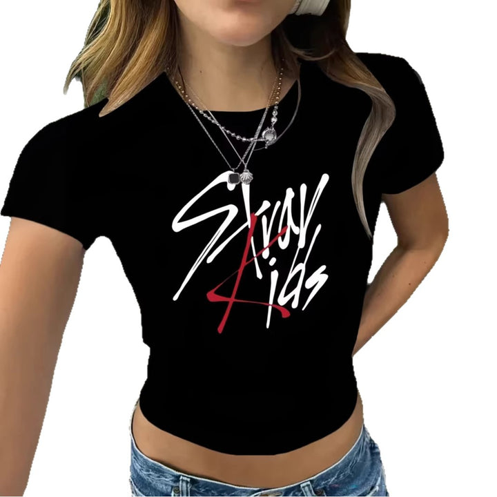 Damen Crop-T-Shirt mit kreativem Schriftzug und figurbetontem Schnitt Echo Archiv