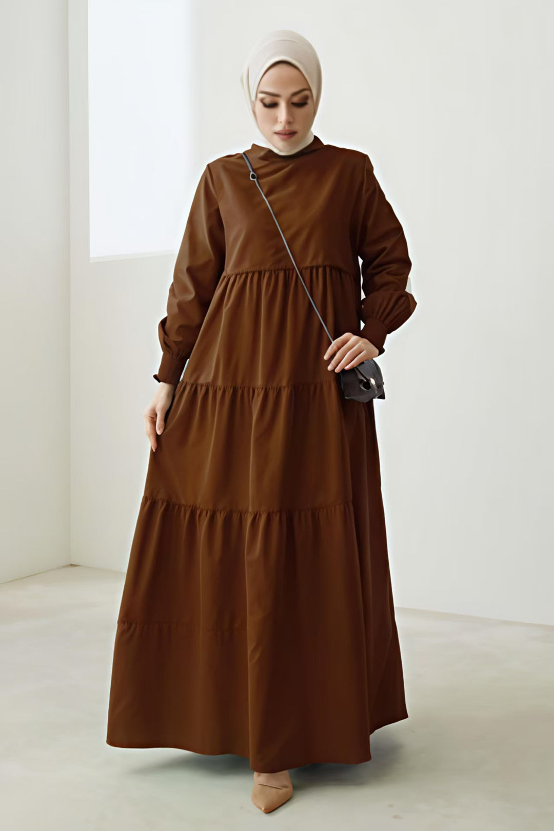 Damen Maxikleid mit Stufenrock, hohem Kragen und gerafften Ärmeln – Valéora