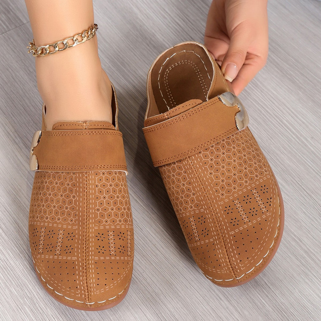 Damen Bequeme Slipper‑Pantoletten mit verstellbarem Schnallenriemen und dekorativer Perforation – Lioré