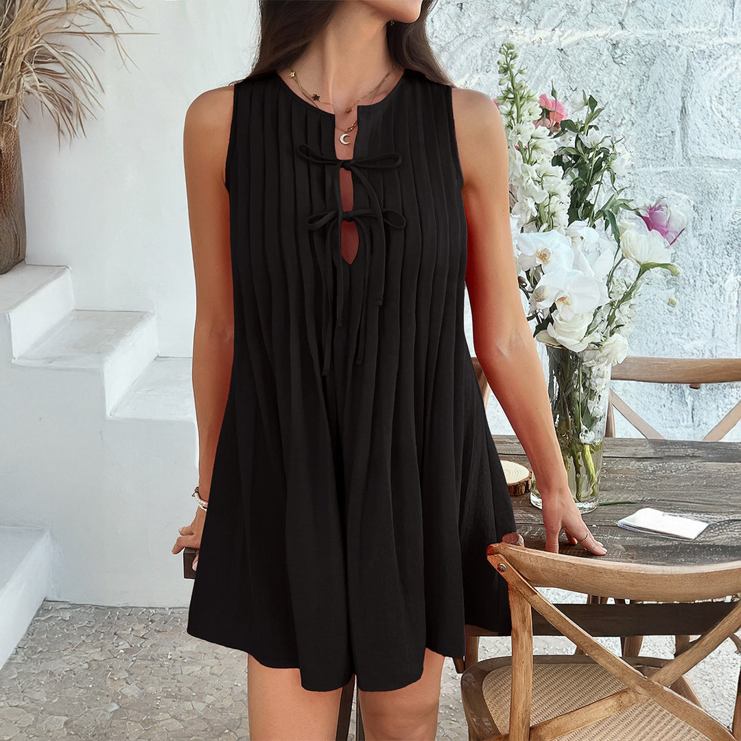Damen Ärmelloses Sommerkleid mit Plisseefalten und dekorativem Schlüssel-Ausschnitt Echo Archiv