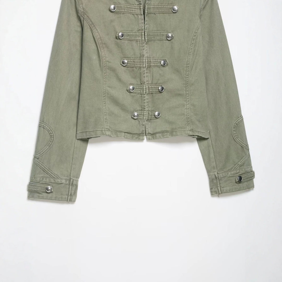 Damen 10+ taillierte Cropped Militärjacke im Vintage‑Look mit dekorativer Metallknopfleiste Echo Archiv