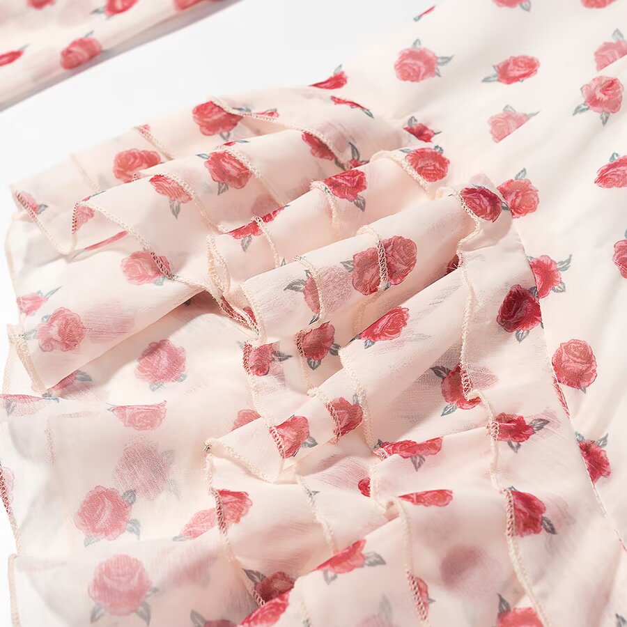 Damen Fließende Chiffonbluse mit floralem Print, tiefem V-Ausschnitt und Volantstufen Echo Archiv