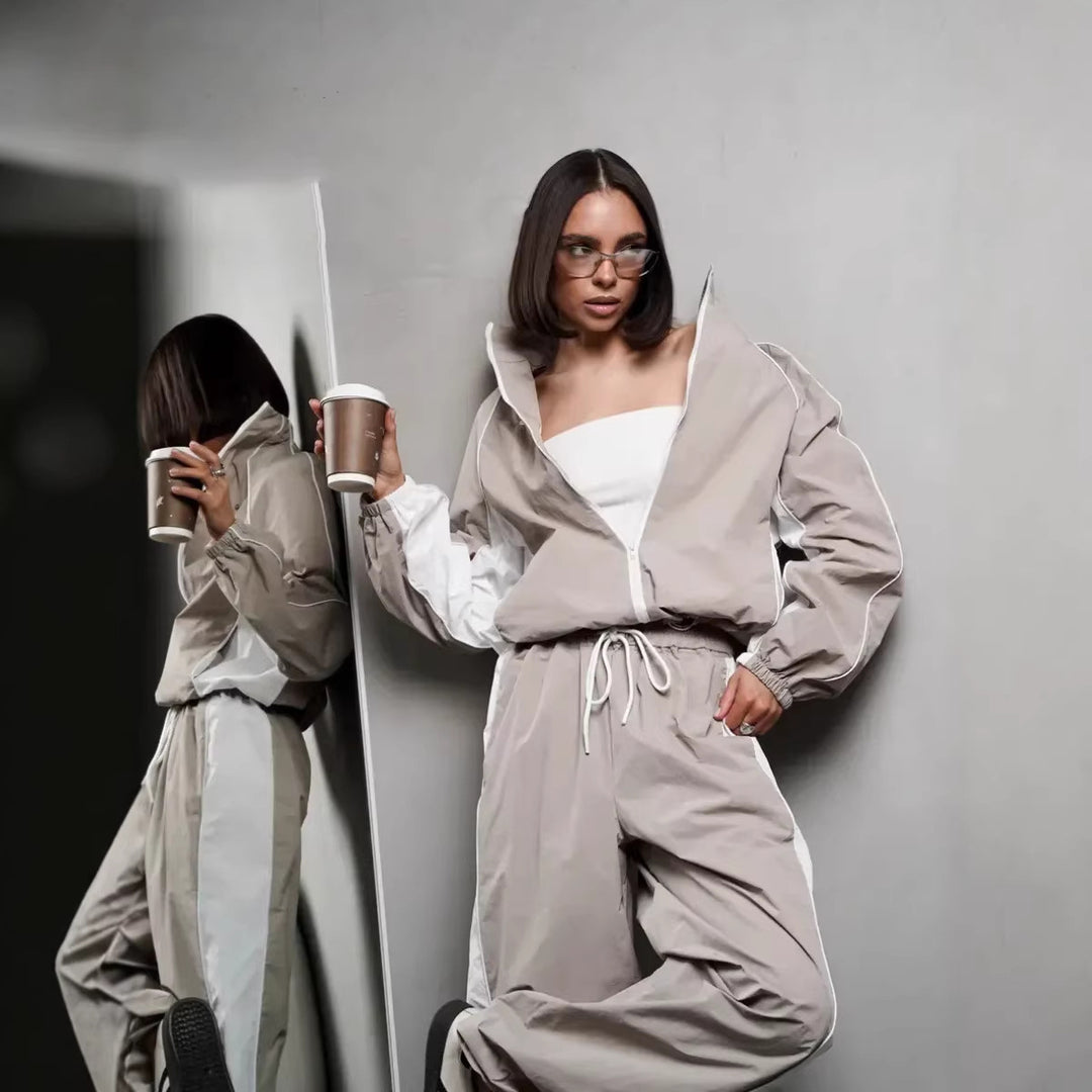 Damen sportlich-elegantes Trackset mit Stehkragen, Reißverschlussjacke und weitem Seitenstreifen-Hose – Avérine