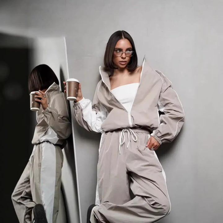 Damen sportlich-elegantes Trackset mit Stehkragen, Reißverschlussjacke und weitem Seitenstreifen-Hose – Avérine