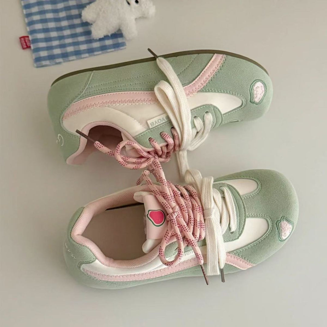 Damen Retro Pastell‑Sneaker mit Veloursoptik, gepolstertem Komfortfußbett und Herz‑Patch – Névara