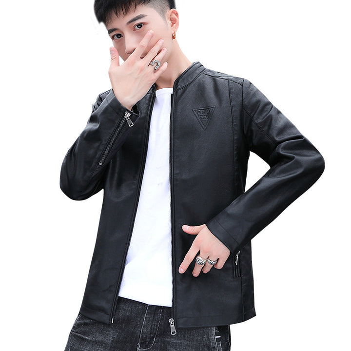 Herren Schmal geschnittene Kunstleder‑Motojacke mit minimalem Stehkragen und Zipperdetail Echoarchiv