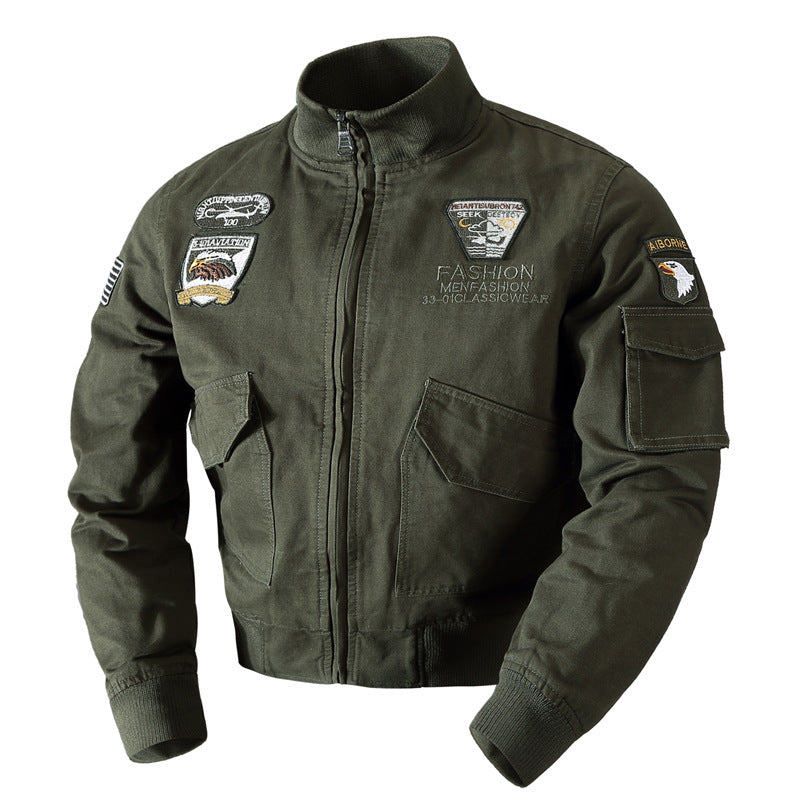 Herren nan retro-inspirierte Pilotjacke aus robustem Canvas mit gestickten Emblempatches, Multifunktionsärmeltasche und hohem Stehkragen Echo Archiv