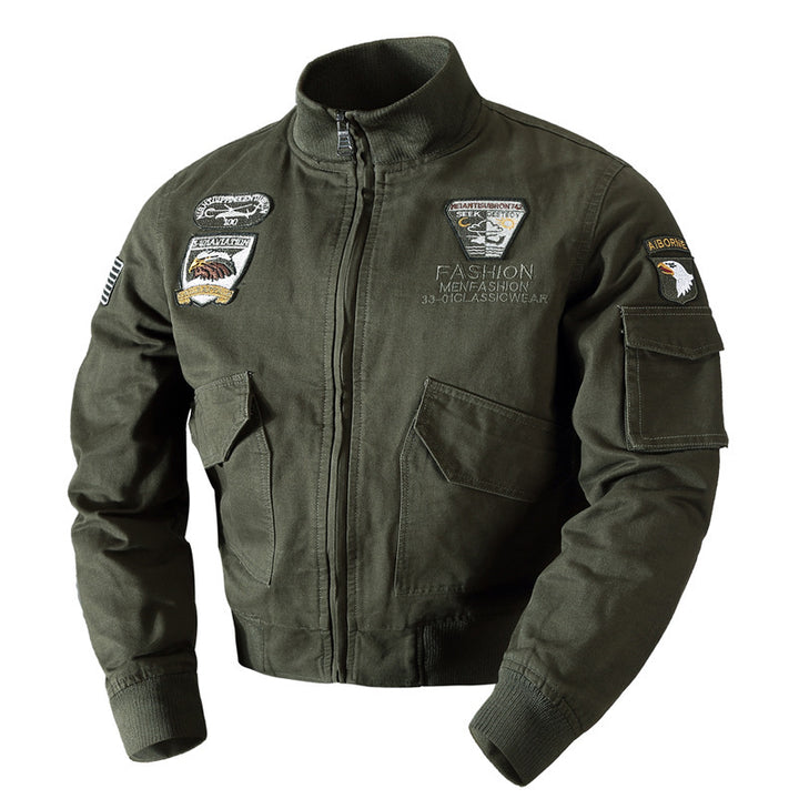 Herren nan retro-inspirierte Pilotjacke aus robustem Canvas mit gestickten Emblempatches, Multifunktionsärmeltasche und hohem Stehkragen Echo Archiv