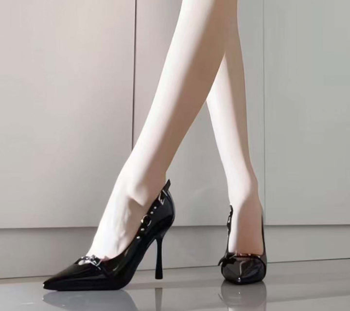 Damen Spitz zulaufende Lackpumps mit schmalem Stiletto und Zierdetail – Lioré