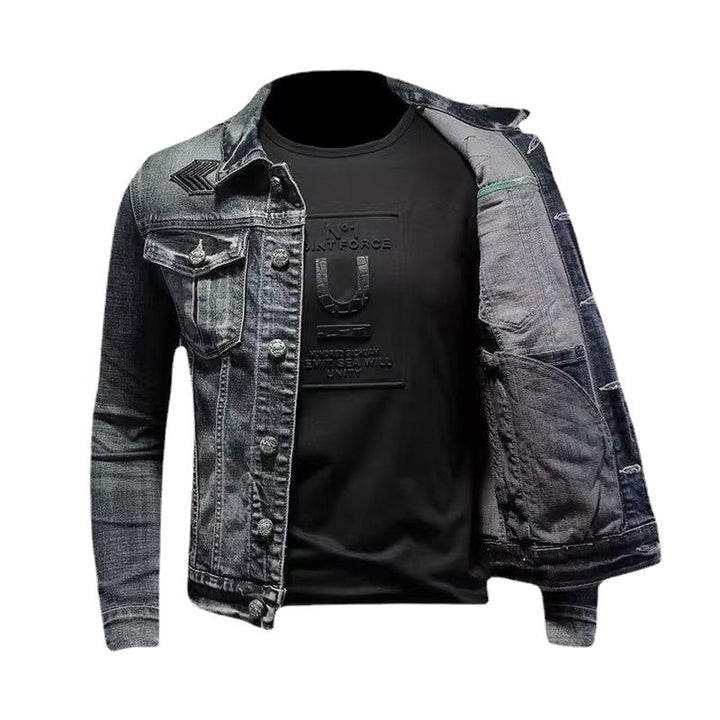 Herren Jeansjacke mit Used-Waschung, aufgesetzten Brusttaschen und dezenter Stickerei Echoarchiv