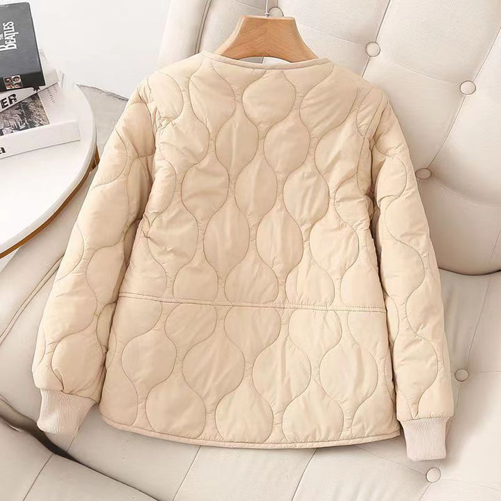 Damen ultraleichte wattierte Kurzjacke mit organischer Wellensteppung und elastischen Rippbündchen – Célinea