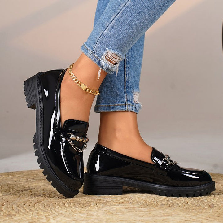 Damen Lack-Loafer mit profilierter Gummisohle und Kettendetail Echoarchiv