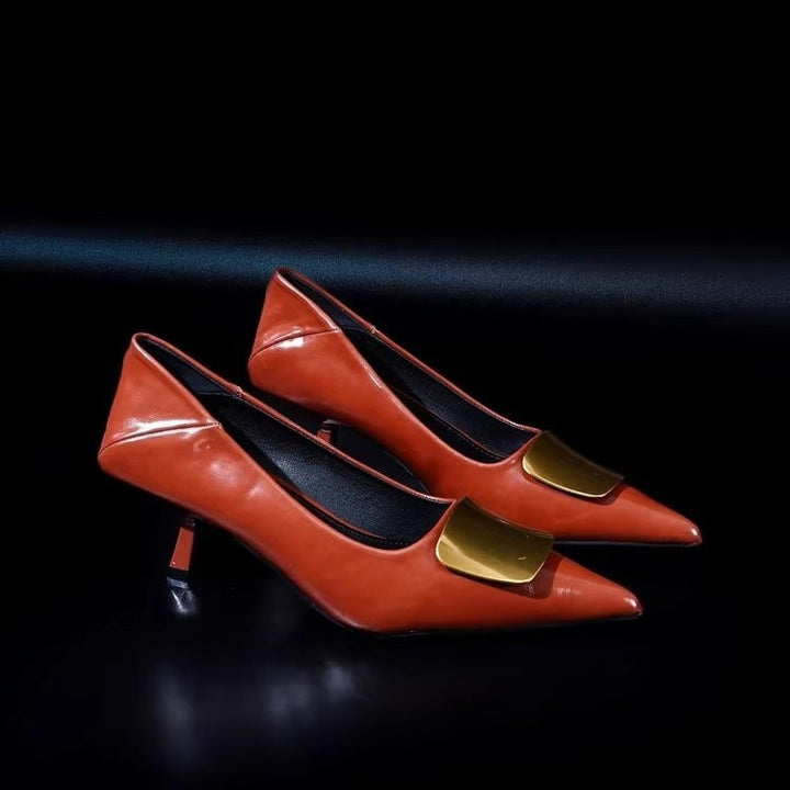 Damen Spitz zulaufende Lack‑Pumps mit niedrigem Kitten‑Absatz und dekorativer Metallapplikation – Lioré