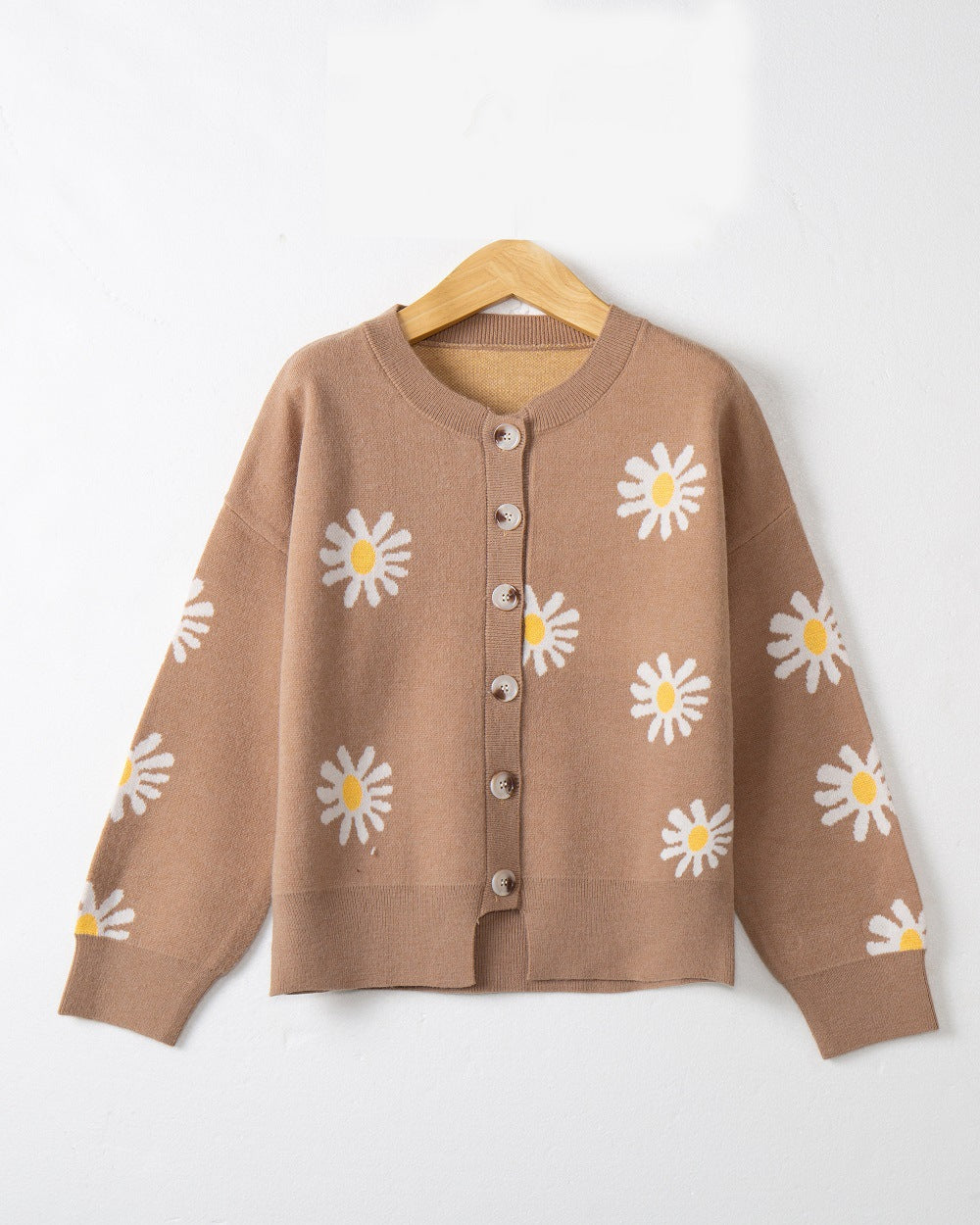 Damen Oversize-Strickcardigan mit Blumenapplikation, Perlmuttknöpfen und Wellensaum Echo Archiv