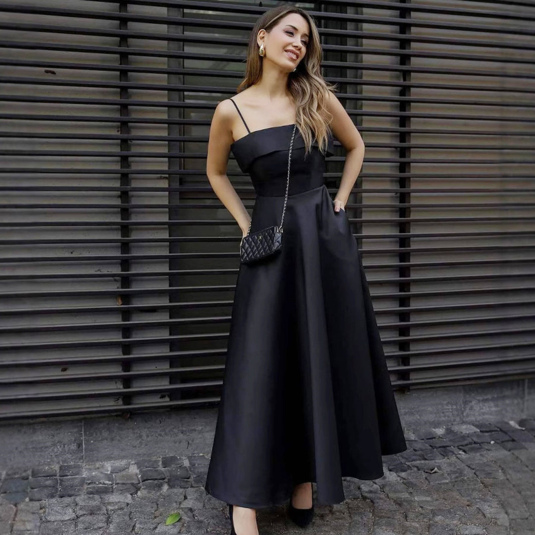 Damen Abendkleid mit feinen Spaghettiträgern und fließendem Rock Echo Archiv