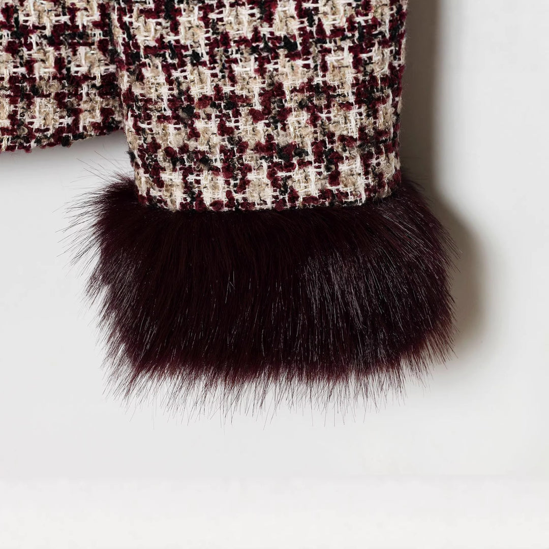 Damen kurz geschnittene Bouclé-Tweedjacke mit stehendem Kragen, verdeckter Knopfleiste und weichen Kunstfellmanschetten – Célinea